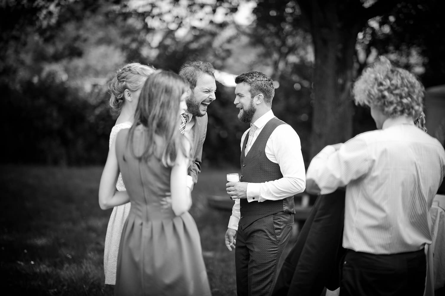 Hochzeitsgäste lachen