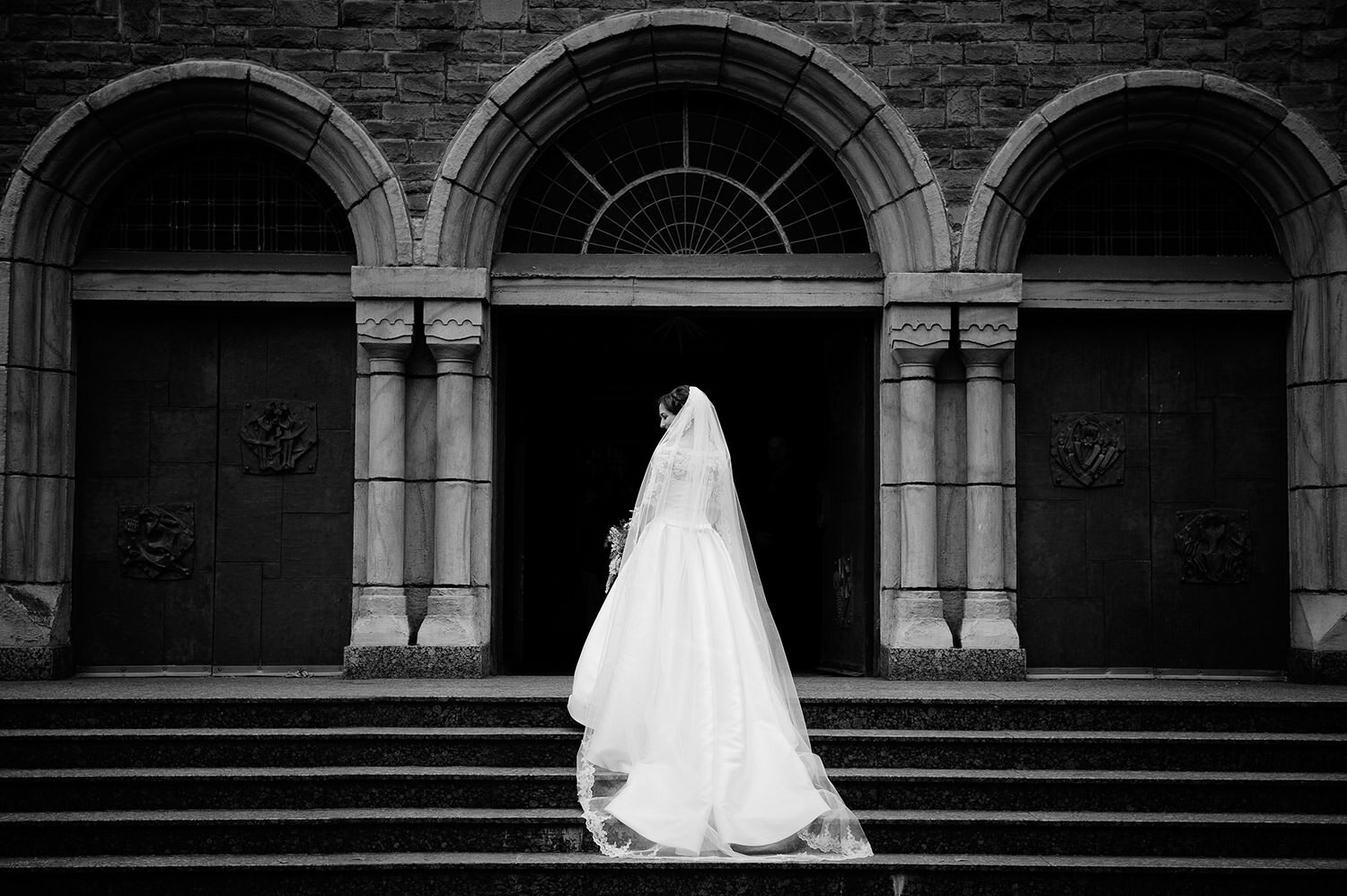 Braut wartet vor der Kirche