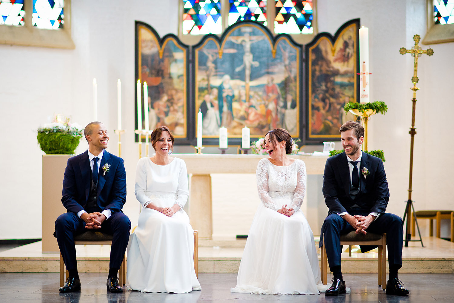 Zwillingsbräute lächeln bei ihrer Hochzeit