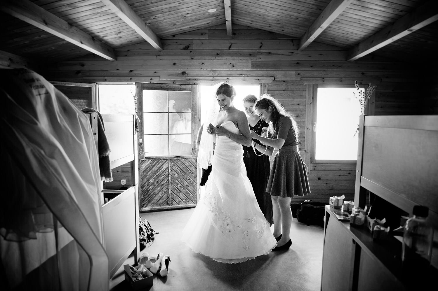 Brautjungfer hilft der Braut bei den Vorbereitungen