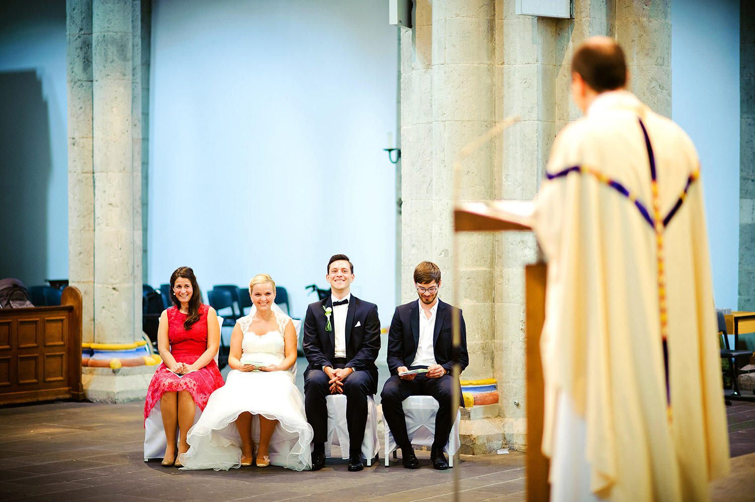 Brautpaar und Trauzeuge  sitzt in der Kirche