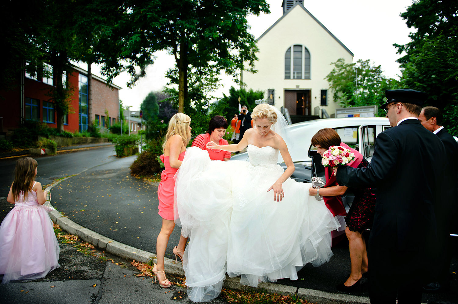 Braut und Trauzeugin vor der Kirche