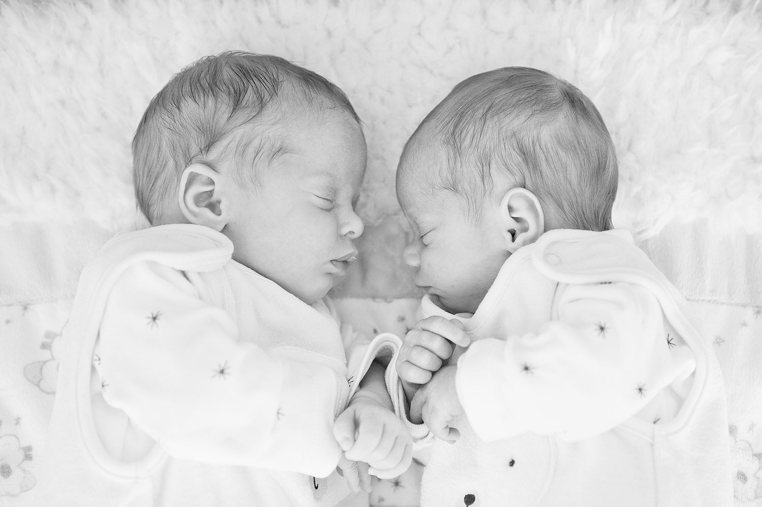 Babyfoto Zwillinge liegen nebeneinander