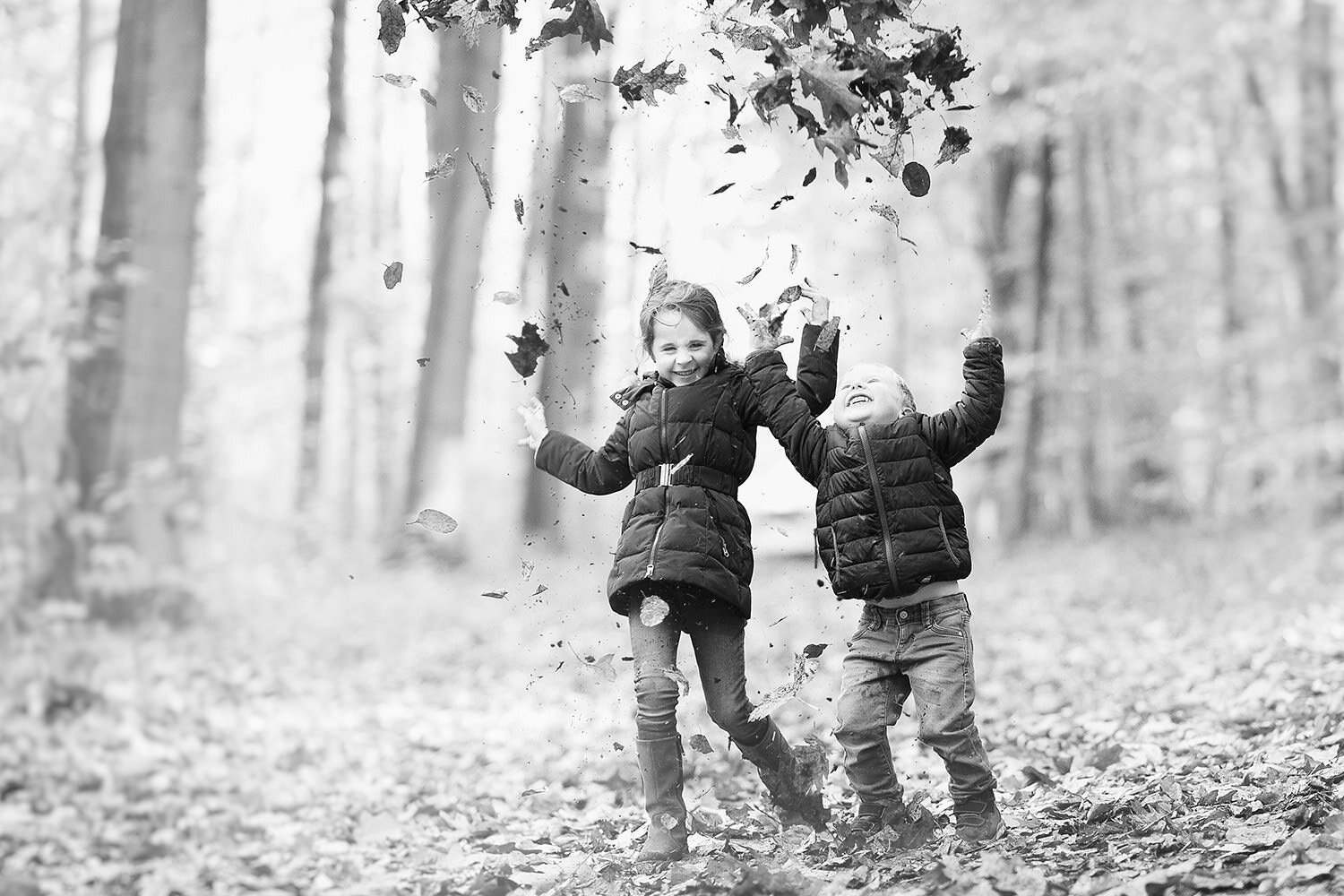 Kinder werfen Blätter hoch