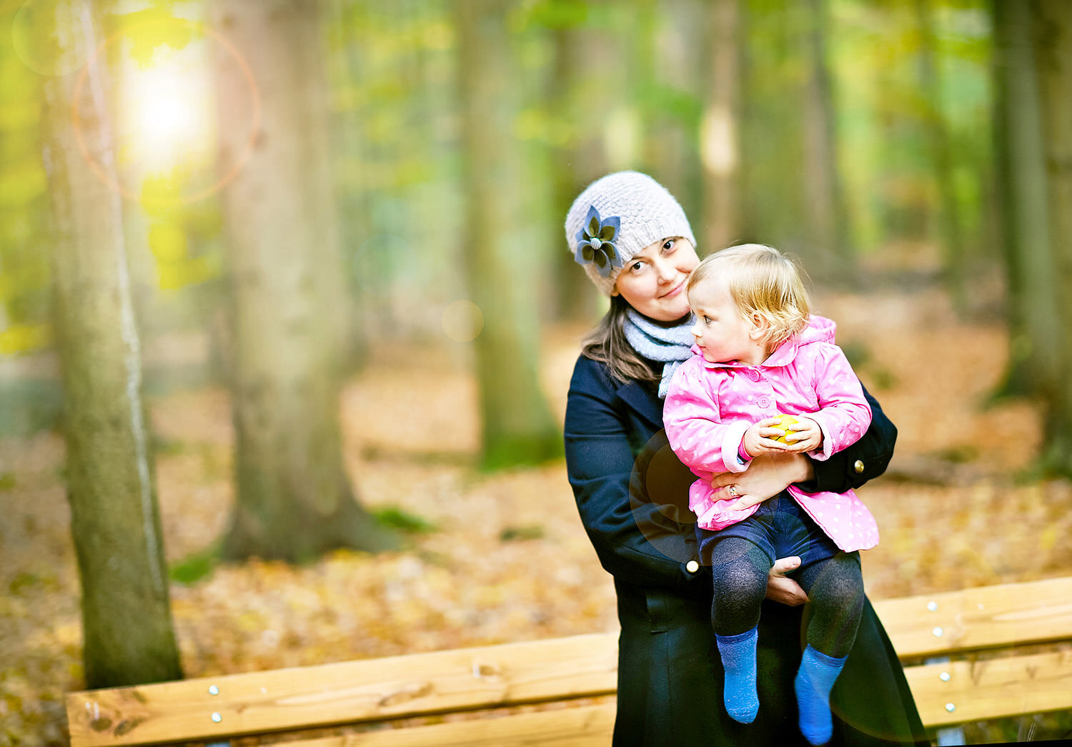 Mutter und Tochter Familienfoto im Wald