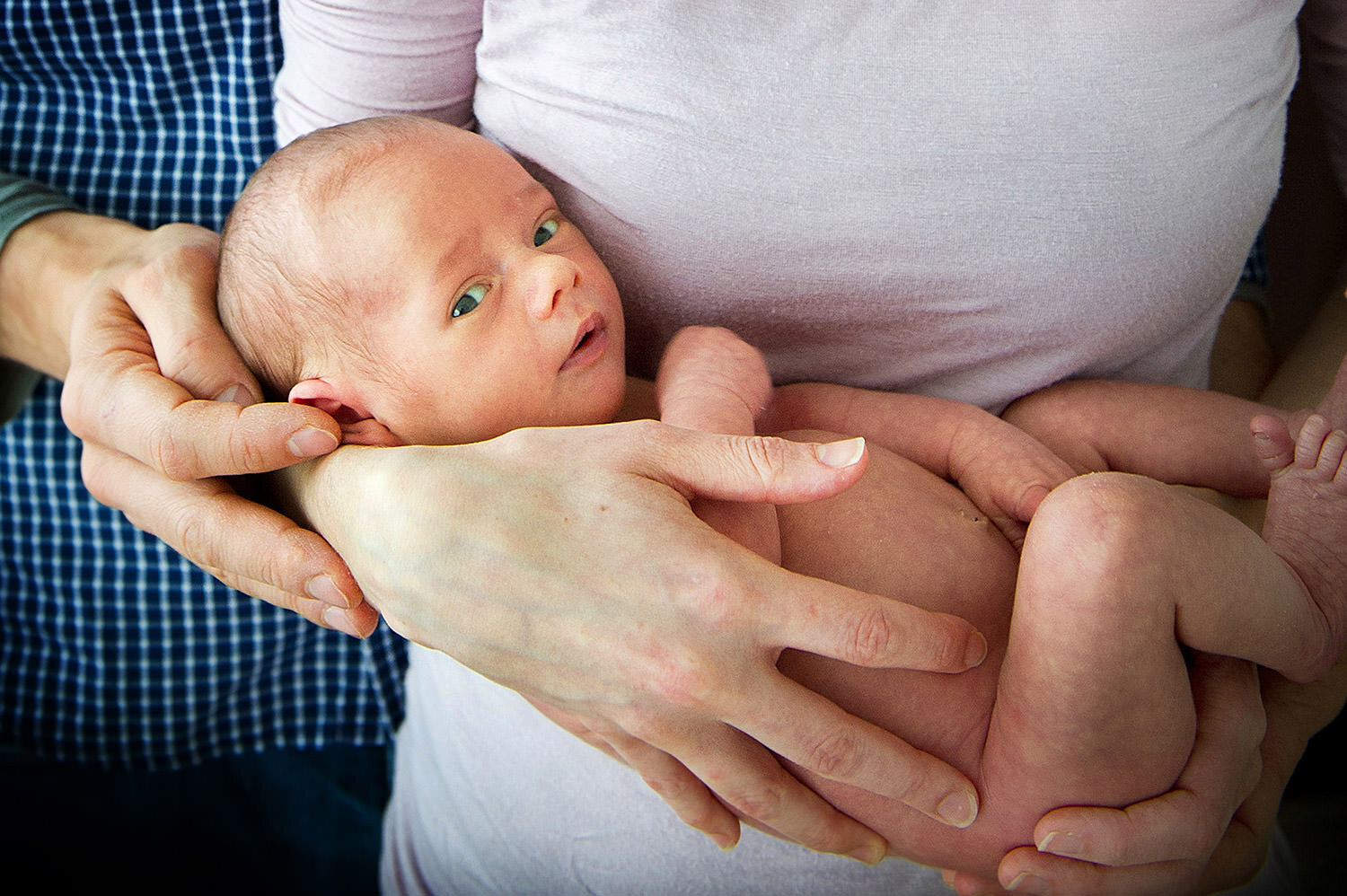 Mutter und Vater halten Baby