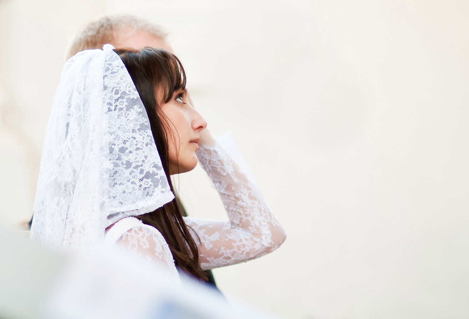 Braut mit Schleier in Kirche