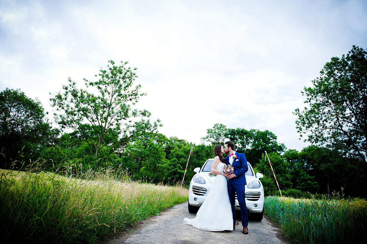 Braut und Bräutigam Hochzeitsfoto mit Hochzeitsauto im Grünen