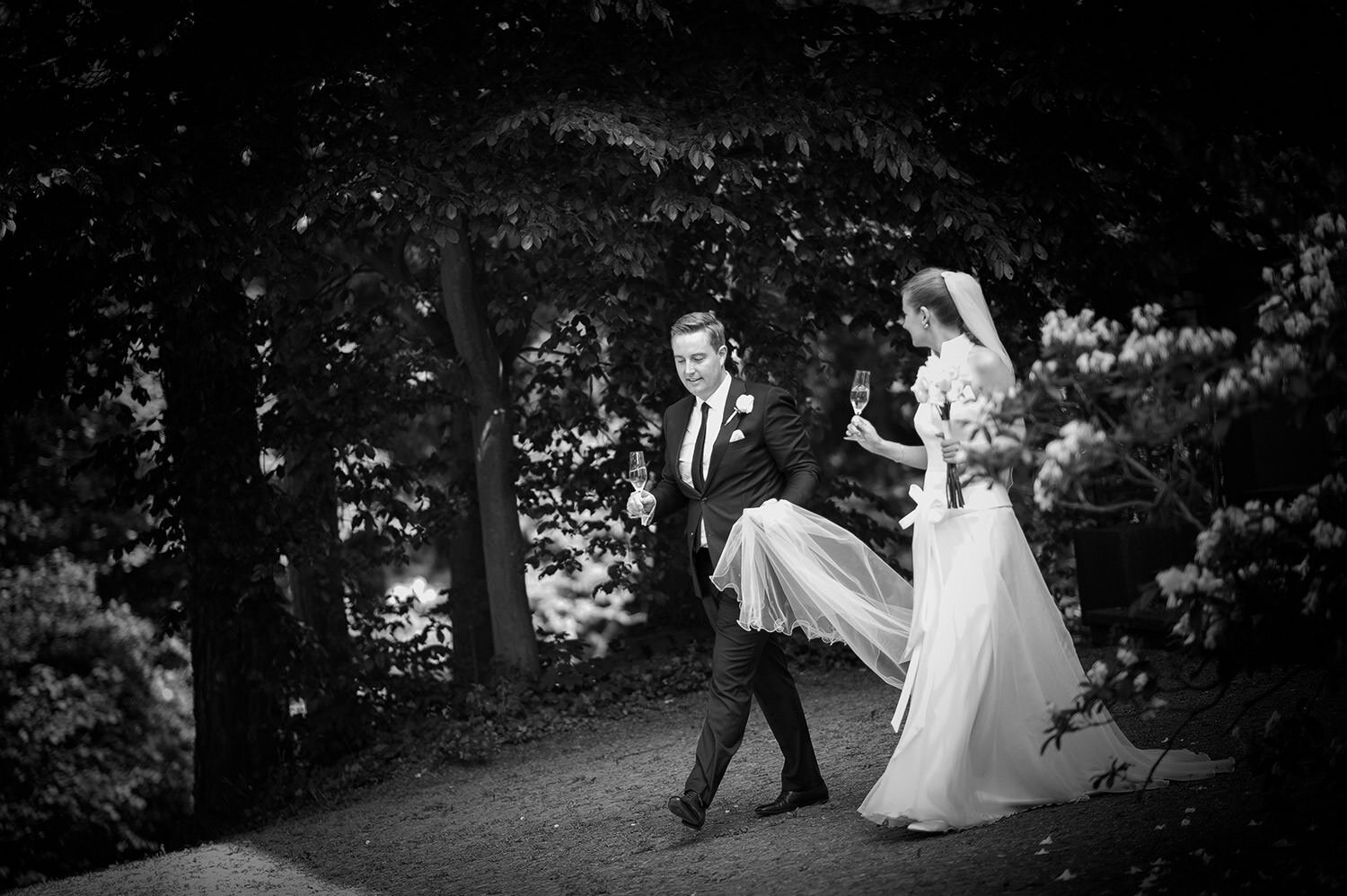 Braut und Bräutigam gehen spazieren