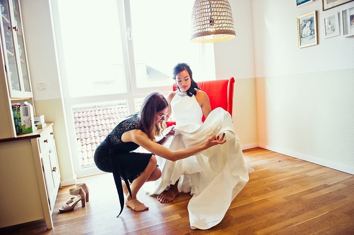 Trauzeugin hilft der Braut bei den Vorbereitungen