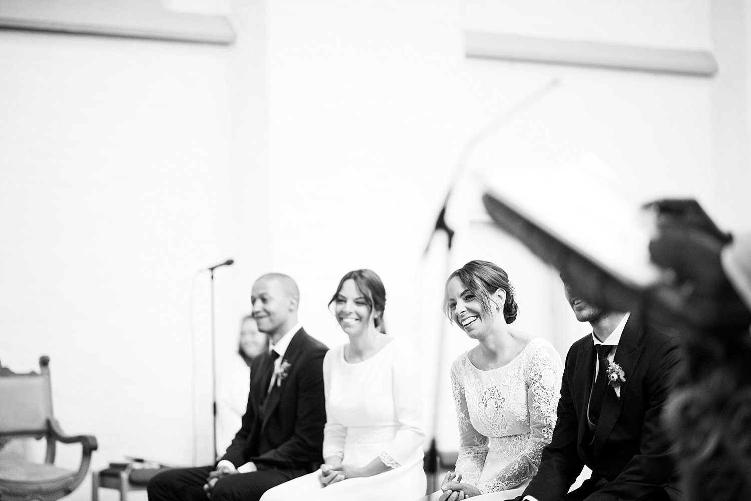 Bräute und Bräutigame sitzen in der Kirche