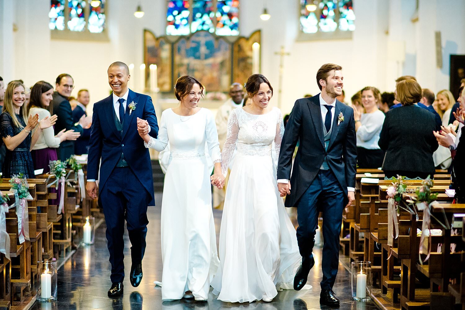 Braut und Bräutigam beim Auszug aus der Kirche