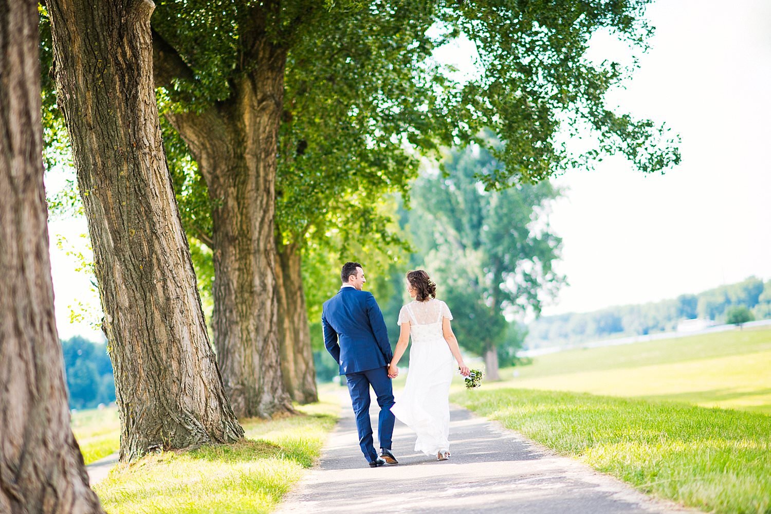 Braut und Bräutigam gehen spazieren