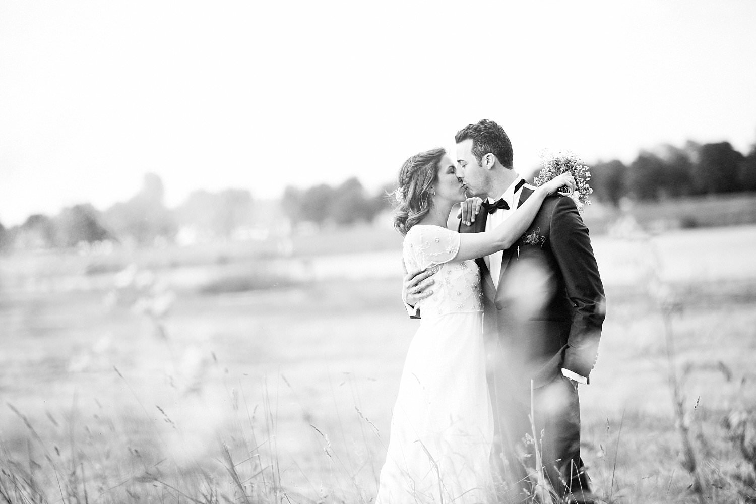 Hochzeitsfoto Kuss im Feld