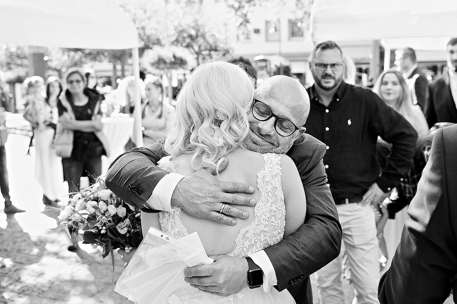Braut umarmt Vater