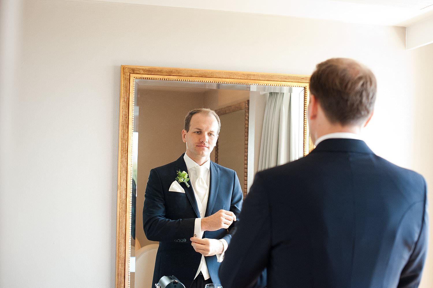 Bräutigam schaut in den Spiegel