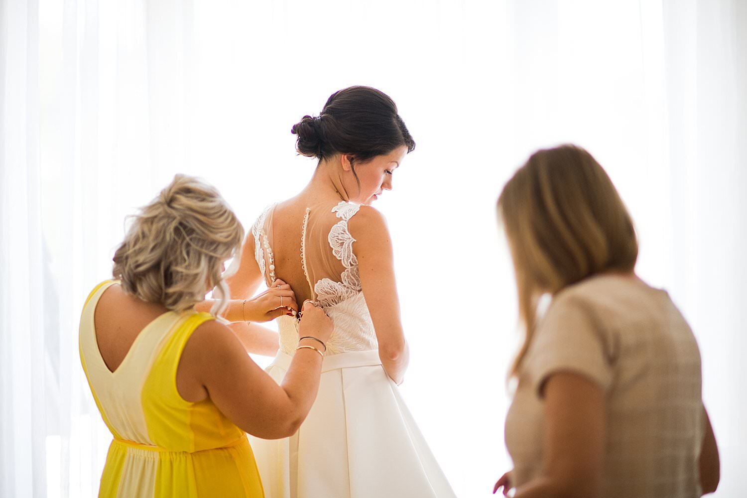 Brautjungfer hilft der Braut bei den Vorbereitungen