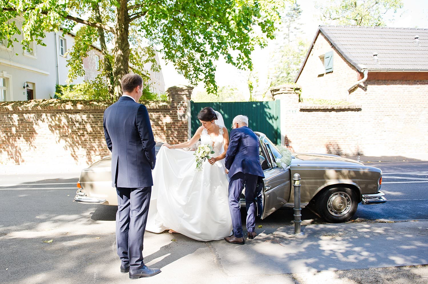 Braut und Bräutigam Hochzeitsfoto mit Hochzeitsauto