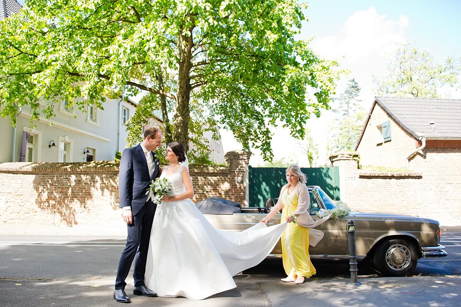 Braut und Bräutigam Hochzeitsfoto mit Hochzeitsauto im Grünen