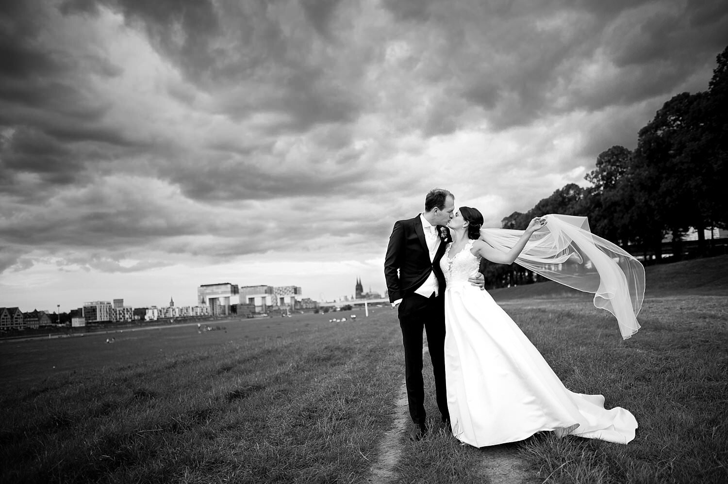 Braut und Bräutigam Kuss im Feld