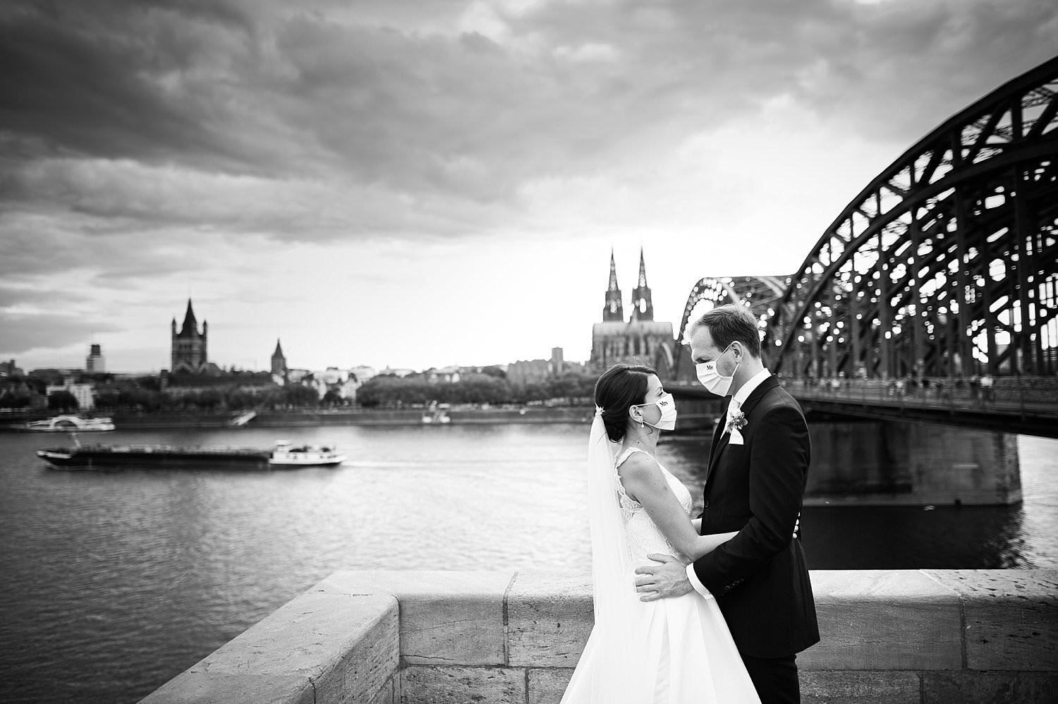 Brautpaar vor dem Kölner Dom