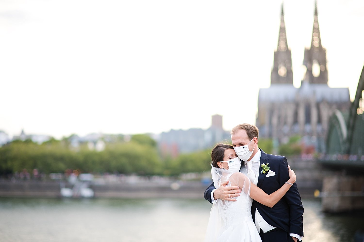 Hochzeitspaar vor dem Kölner Dom mit Masken