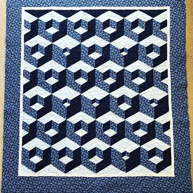 Had to post this hot one off the machine. Doesn&rsquo;t this quilt just pop 3D. Another lovely clients quilt. The quilting pattern is kudzu unusual name great pattern. #customquilting #quilting #quiltsofinstagram #edgetoedgequilting #quilts#longarmqu
