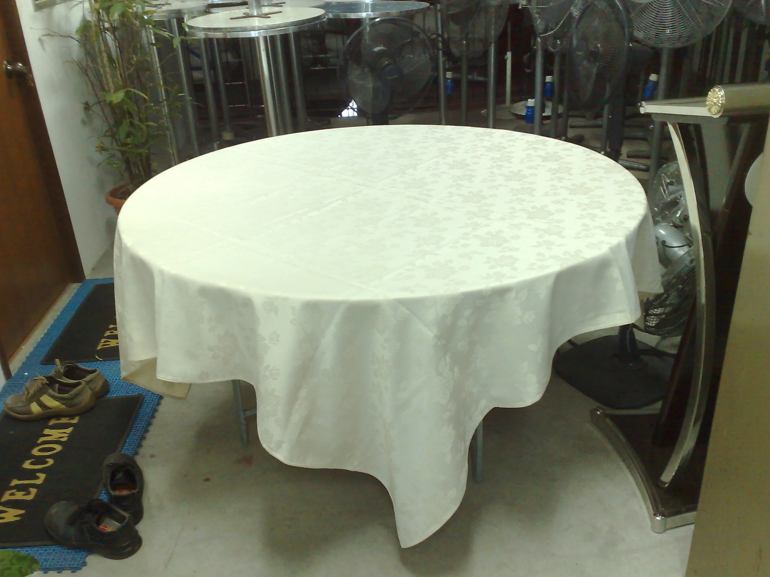 5' round table w/ ivory table cloth