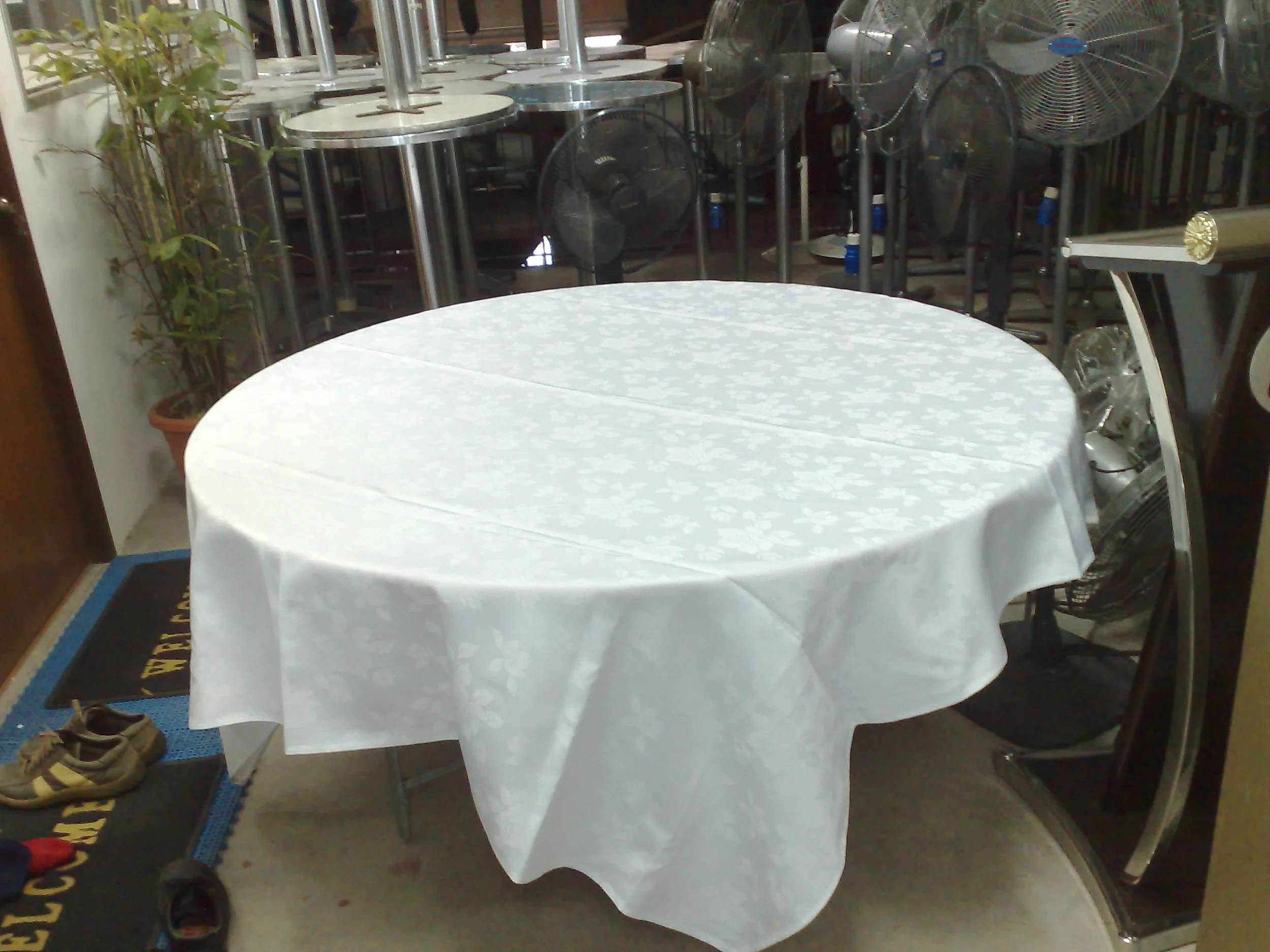 5' round table w/ white table cloth