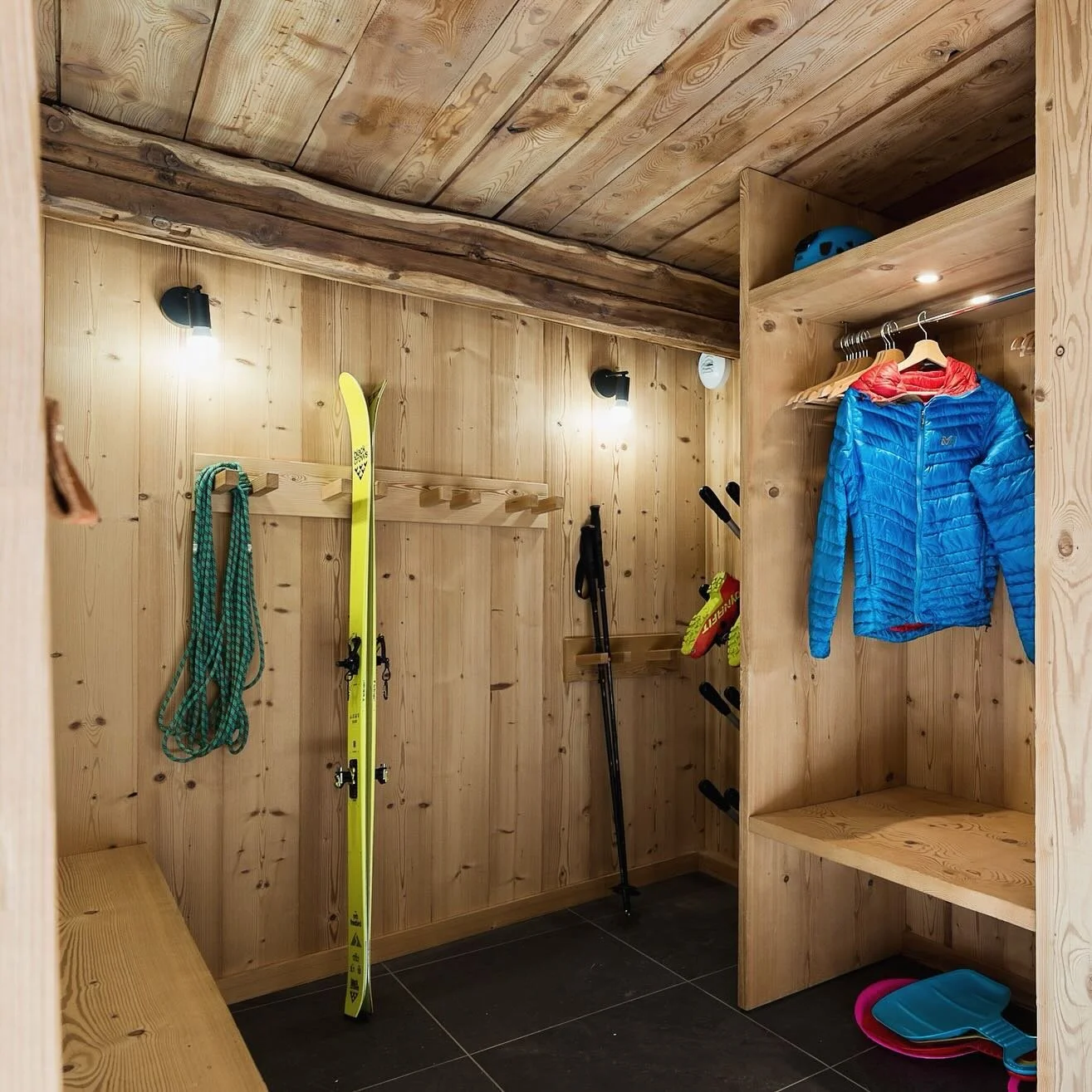 Demain on sort les skis du skiroom pour faire l&rsquo;ouverture de notre station de ❤️ @lesarcs
Et vous, o&uacute; skierez-vous ce week-end ?
.
.
.
.
.
.
. 
Photo : @fbdelairon 
.
#skiroom #chalet #renovationchalet #montainchalet #bois #ski #blackcro