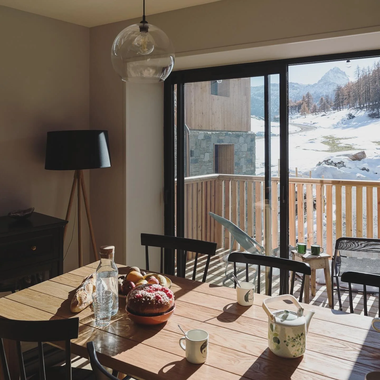 Petit-d&eacute;jeuner face &agrave; la vue pour cette r&eacute;novation et rehausse d&rsquo;un chalet existant.
.
.
.
.
.
.
Photo : @fbdelairon 
.
#renovationproject #chalet #montain #petitdejeuner #tignes #renovation #architecturephotography #archit