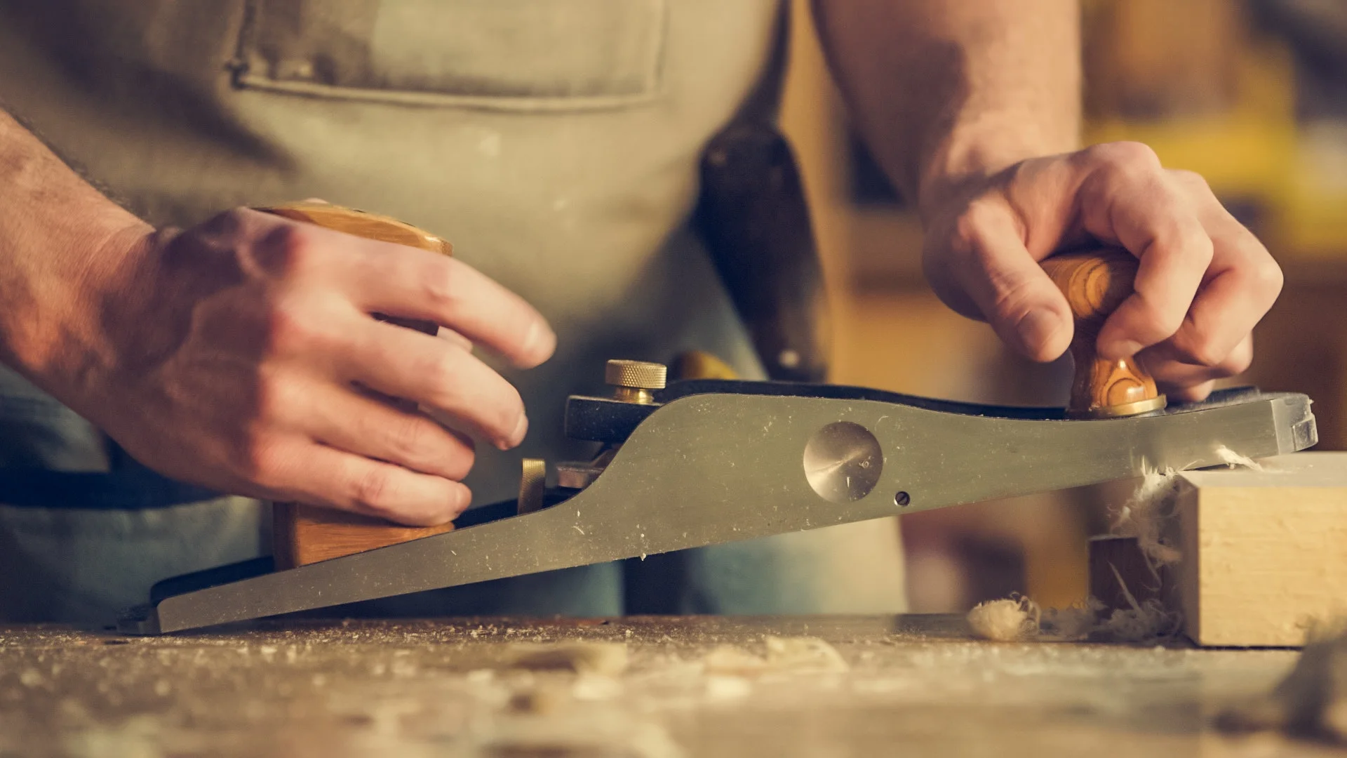 carpenter-hands-indoors-374861.jpg