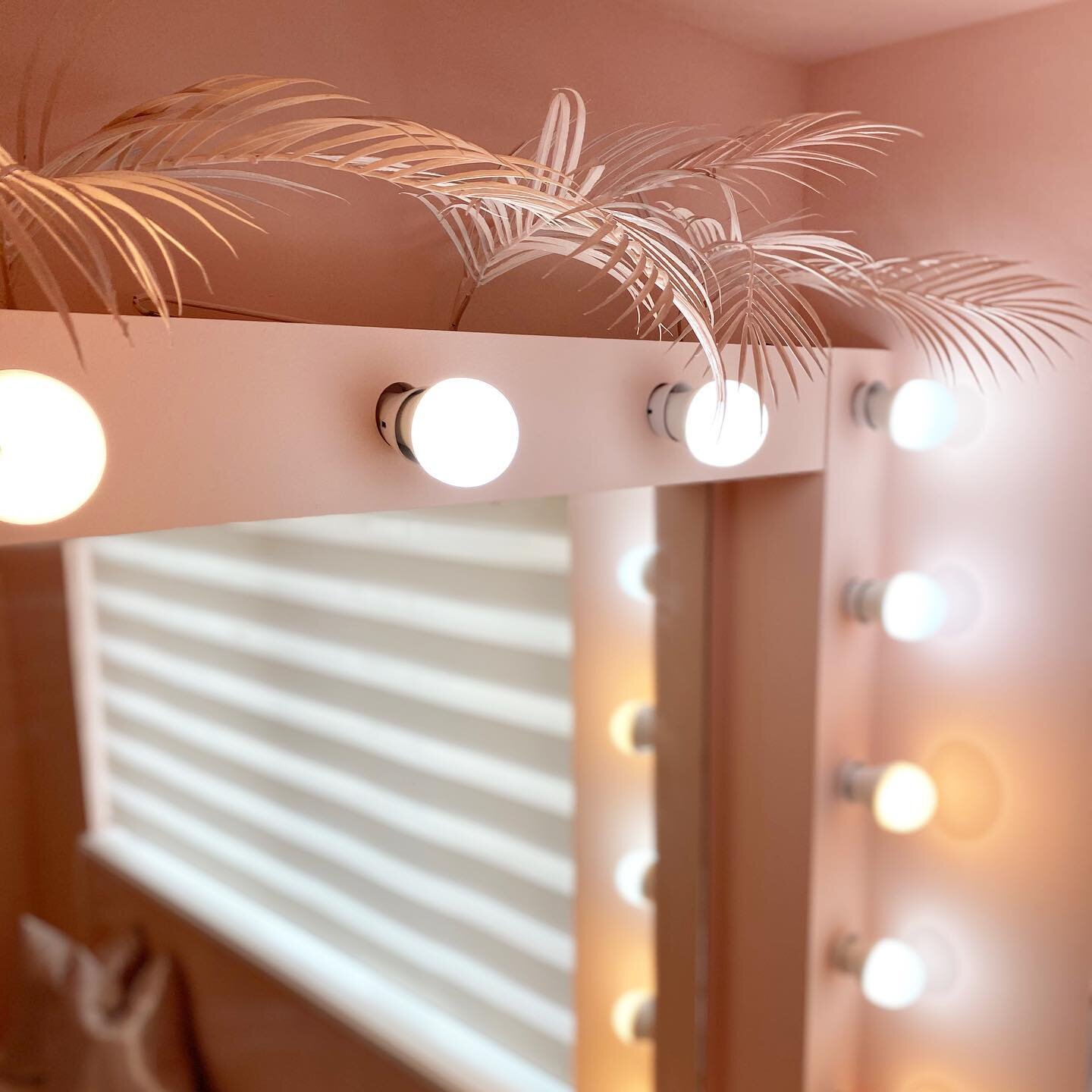 This pink paradise is coming along nicely! Had to show you a wee progress pic of @julzplatinum&rsquo;s make up room... all the Miami Beach vibes ✌🏻 
.
.
.
#robynparkinteriors #rpi #interiordesign #pink #pinkparadise #makeuproom #mua #vanity #palmspr