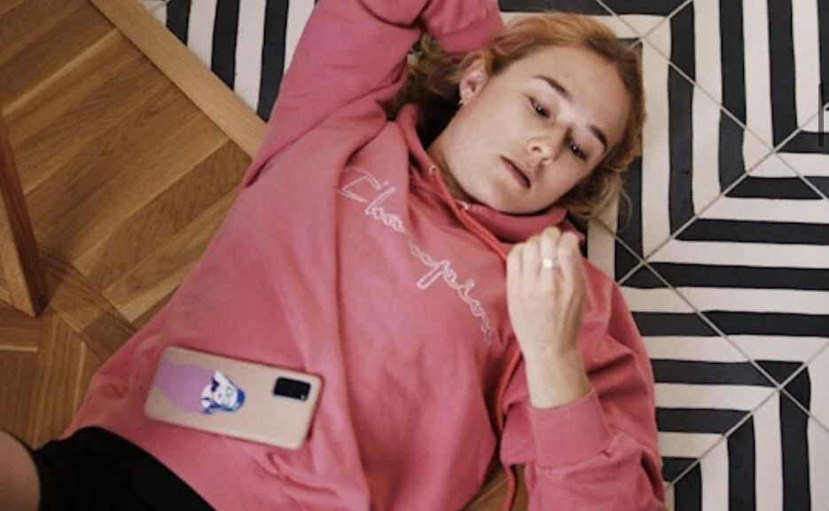 Nya restriktioner. Vi ser en serie över facetime.