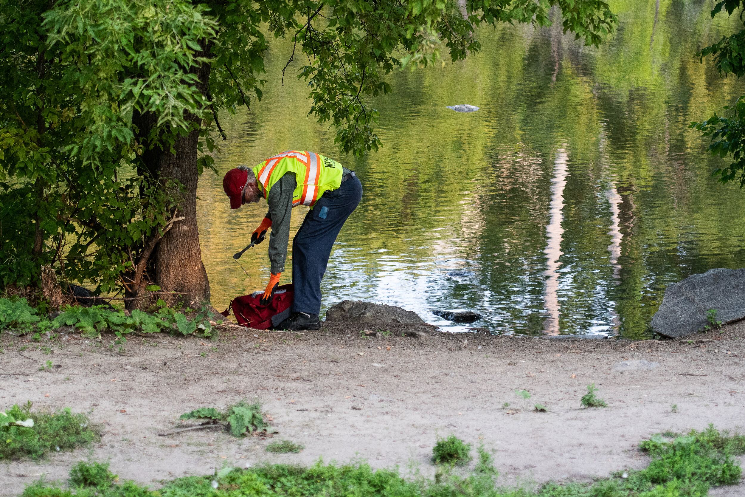  Needle hunter Phillip Truesdale's Vanier route takes him past several spots along the Rideau River. (Spencer Colby / CBC) 