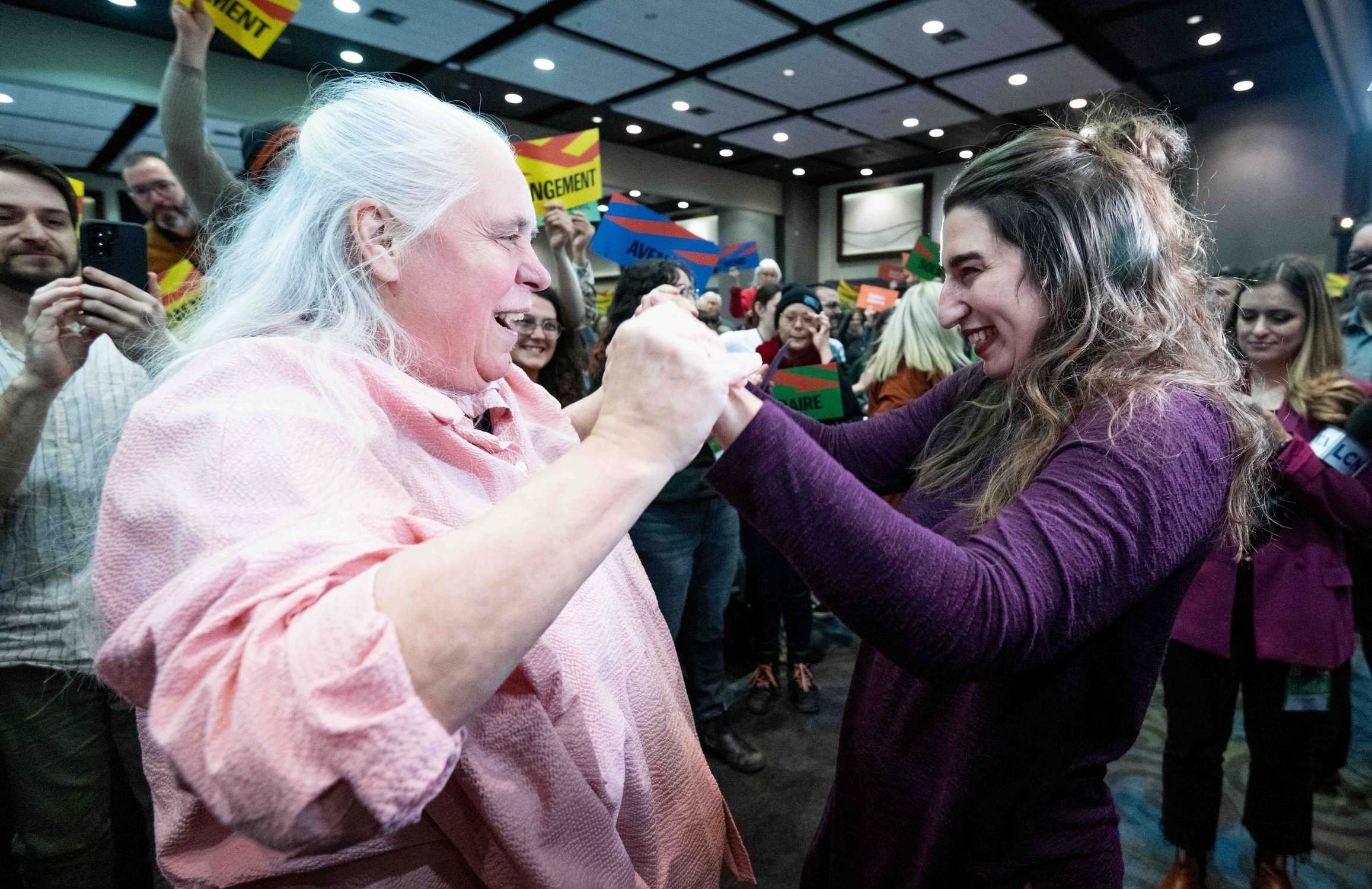  Émilise Lessard-Therrien, right, reacts with outgoing Spokesperson of Québec Solidaire, Manon Massé, after being chosen as the new co-spokesperson of the Quebec Solidaire party at their convention in Gatineau, Que. on Sunday, Nov.26, 2023. THE CANAD