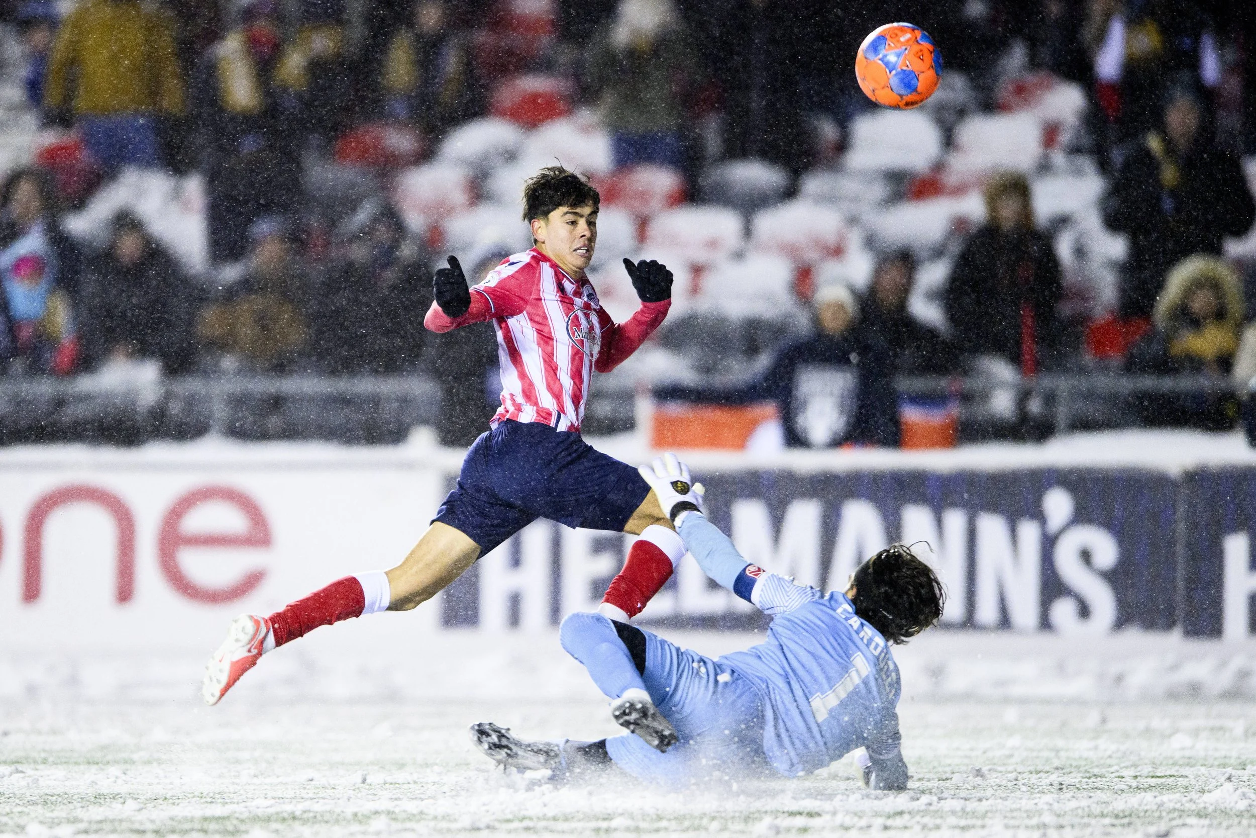 Atletico Ottawa's David Rodríguez (7) scores on Cavalry FC's Ali Musse (7) during extra time Canadian Premier League finals soccer action in Ottawa, on Sunday, Nov. 9, 2025. THE CANADIAN PRESS/Spencer Colby 