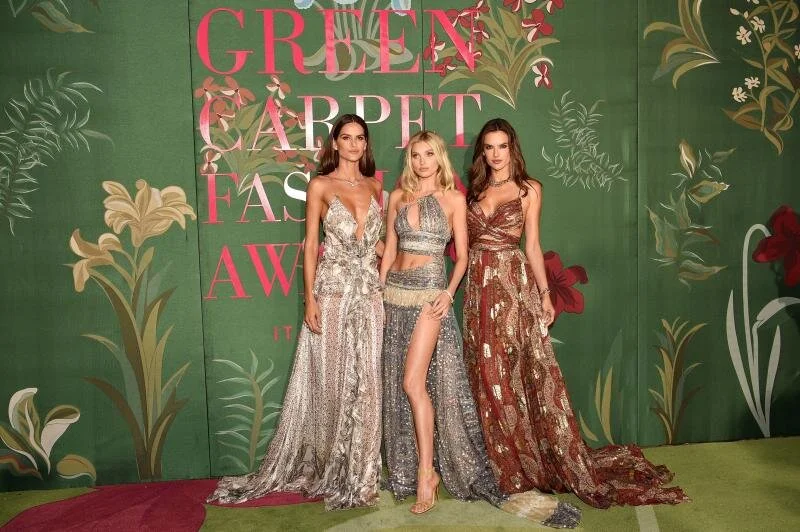 Alessandra Ambrosio, Elsa Hosk e Izabel Goulart vistiendo Etro para el Green Carpet Challenge. Los vestidos están hechos de gasa de seda impresa de los archivos de Etro y terminados con componentes reutilizados de muestras preexistentes. (Imagen: eco-age.com)