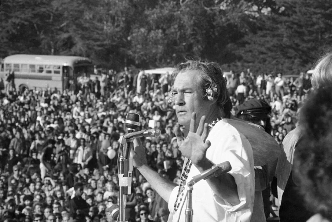 "Turn on, tune in, drop out" ( Enchúfate, sintoniza, déjate llevar ) es una frase de la era de la contracultura popularizada por Timothy Leary en 1966. En 1967, Leary habló en Human Be-In, una reunión de 30,000 hippies en el Golden Gate Park de San Francisco donde expresó las famosas palabras.