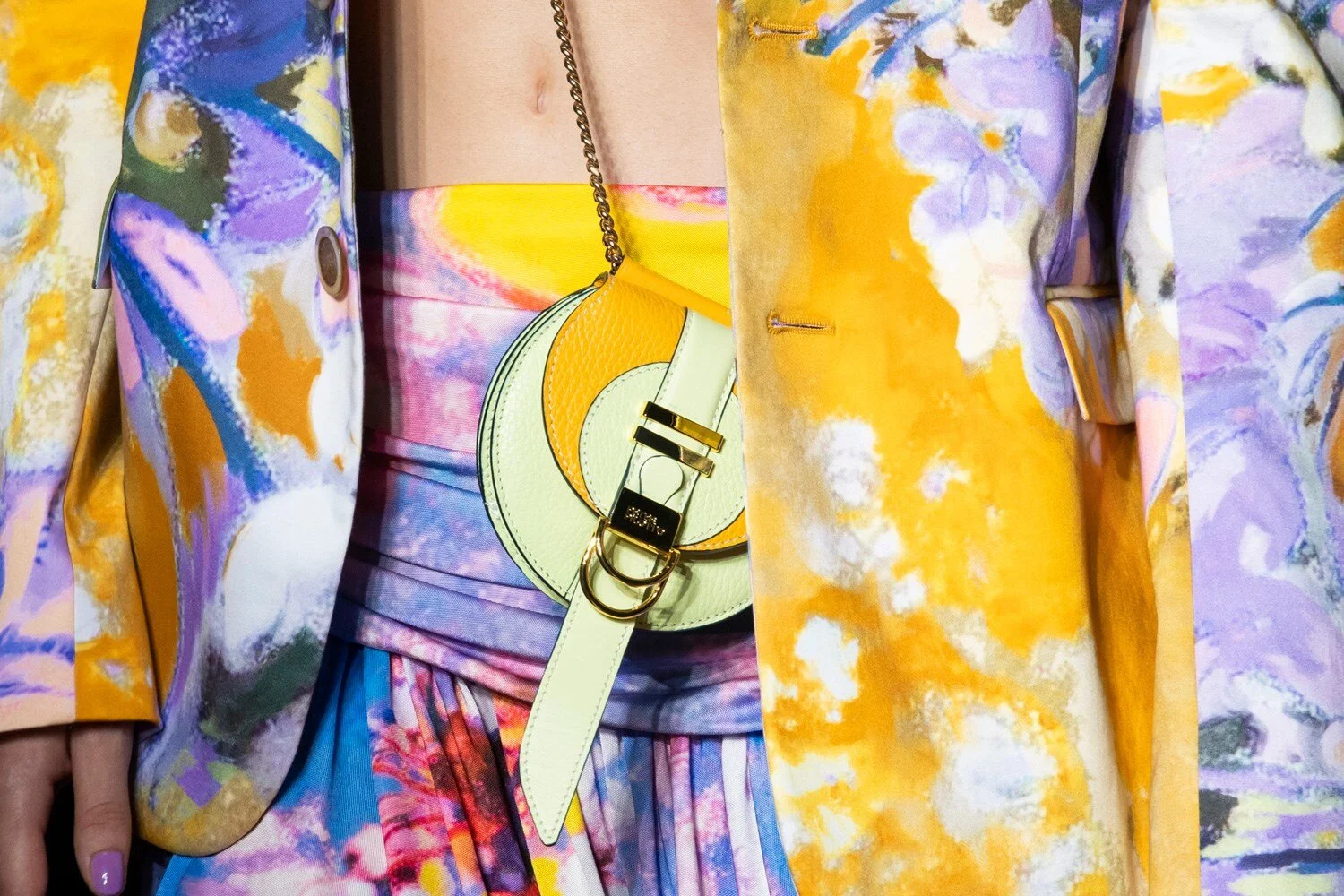 Detalles de Peter Pilotto SS20 reflejaron la atmósfera psicodélica; un guiño a la Contracultura.