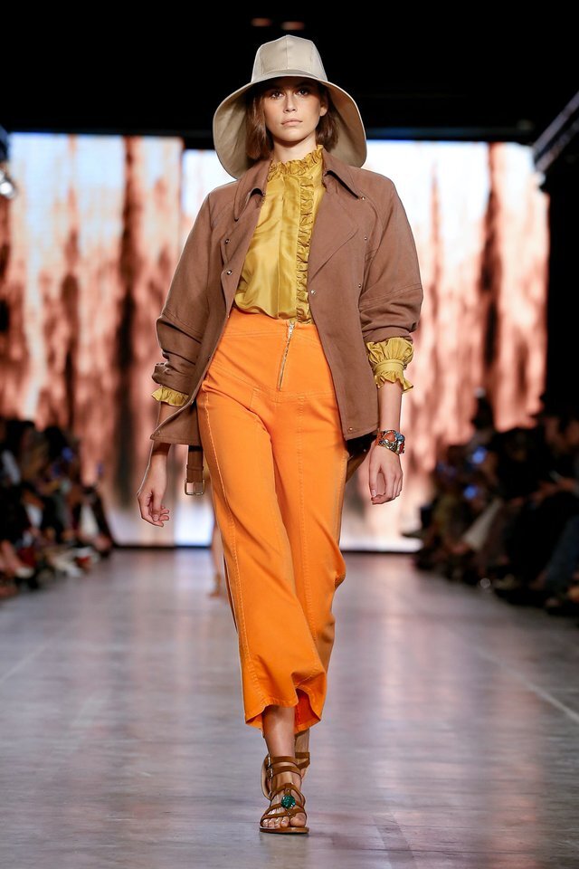La modelo Kaia Gerber abrió el desfile de Alberta Ferretti SS20 in Milán.