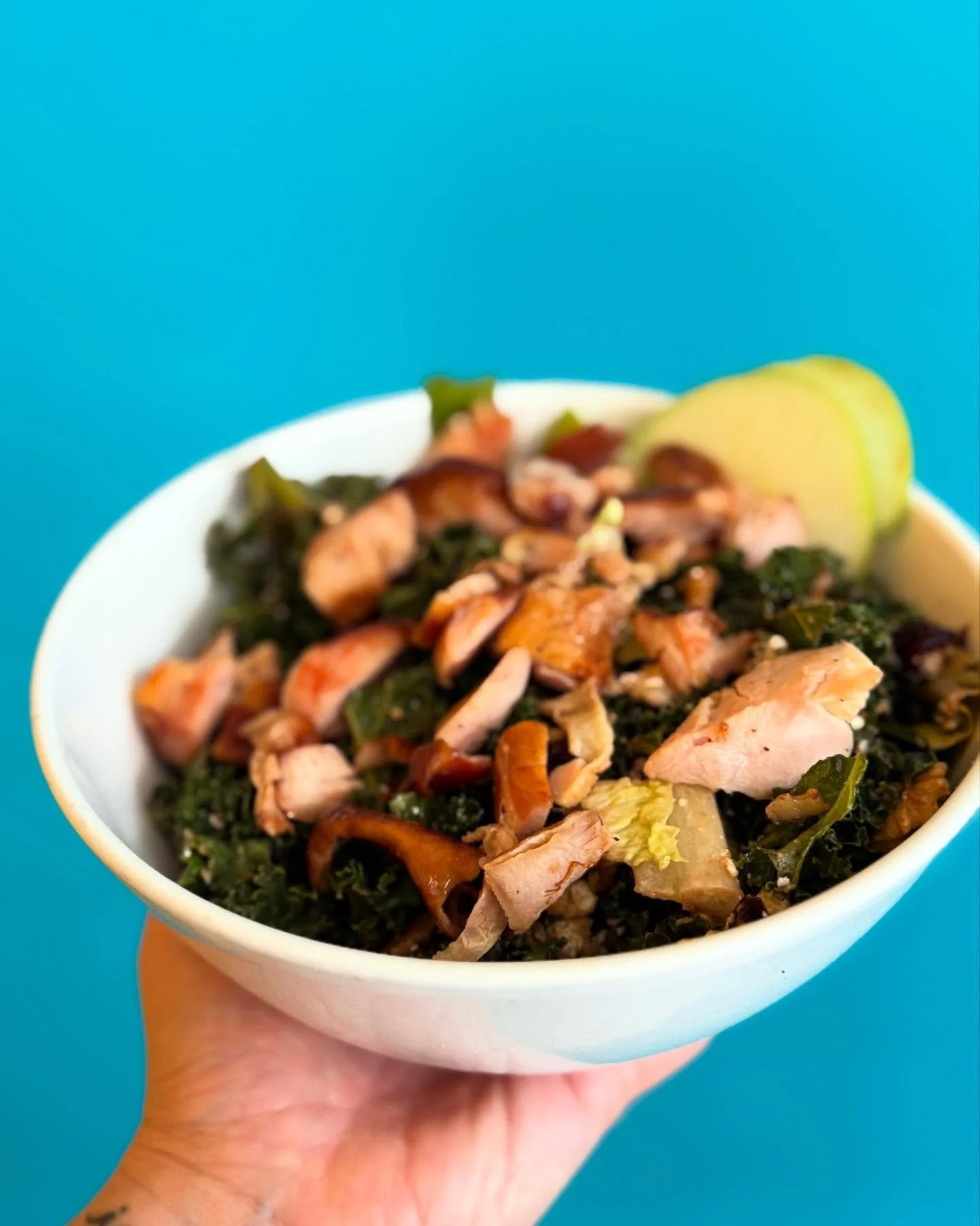 Just a salad. Here to fuel you for the rest of the day ahead with good vibes all the way.

#dearmama #saladdays #humpday #wednesdaymotivation #harlem