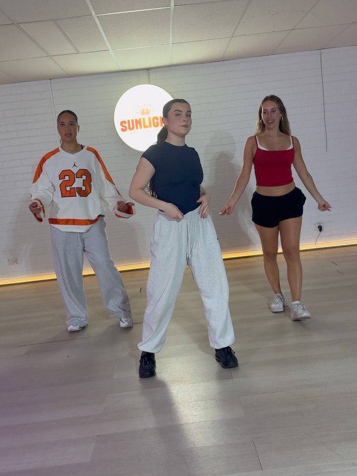 Week one of Commercial class with @ella_pausina on Wednesdays 

#dance #fyp #reels #commercial #viral