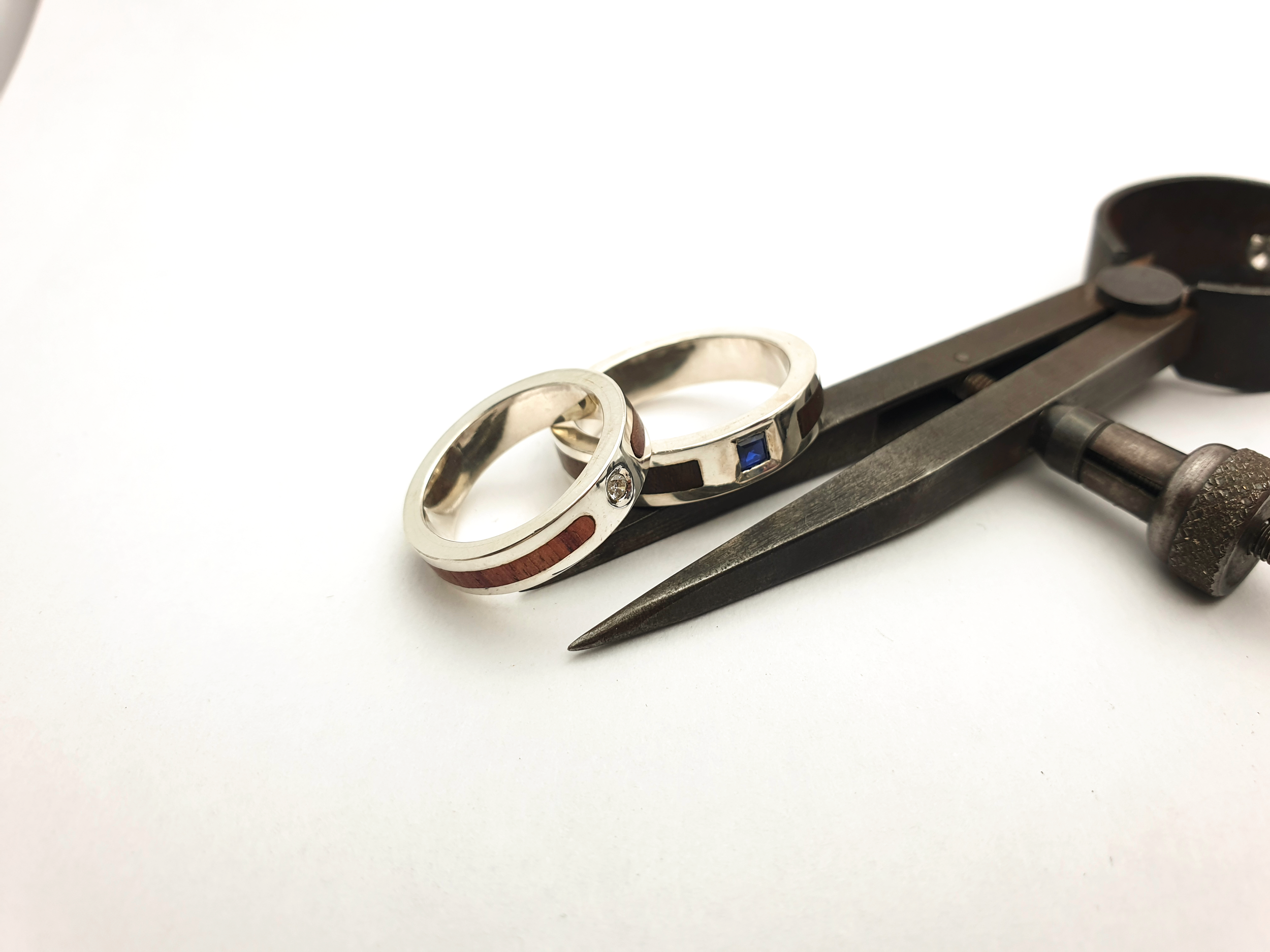 Alliances en argent, bois de rose et bois de violette, diamant et saphir.