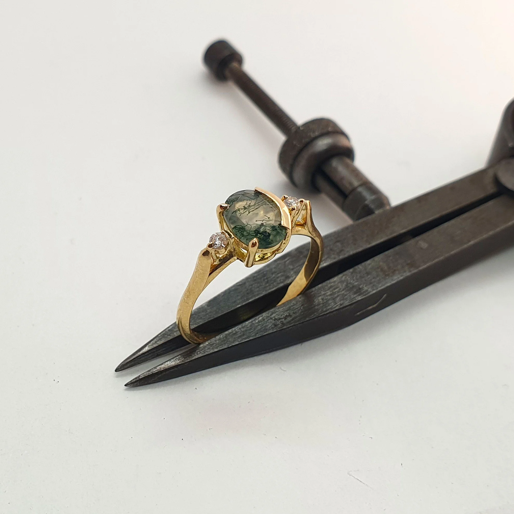 Bague en or jaune, agate mousse et diamants