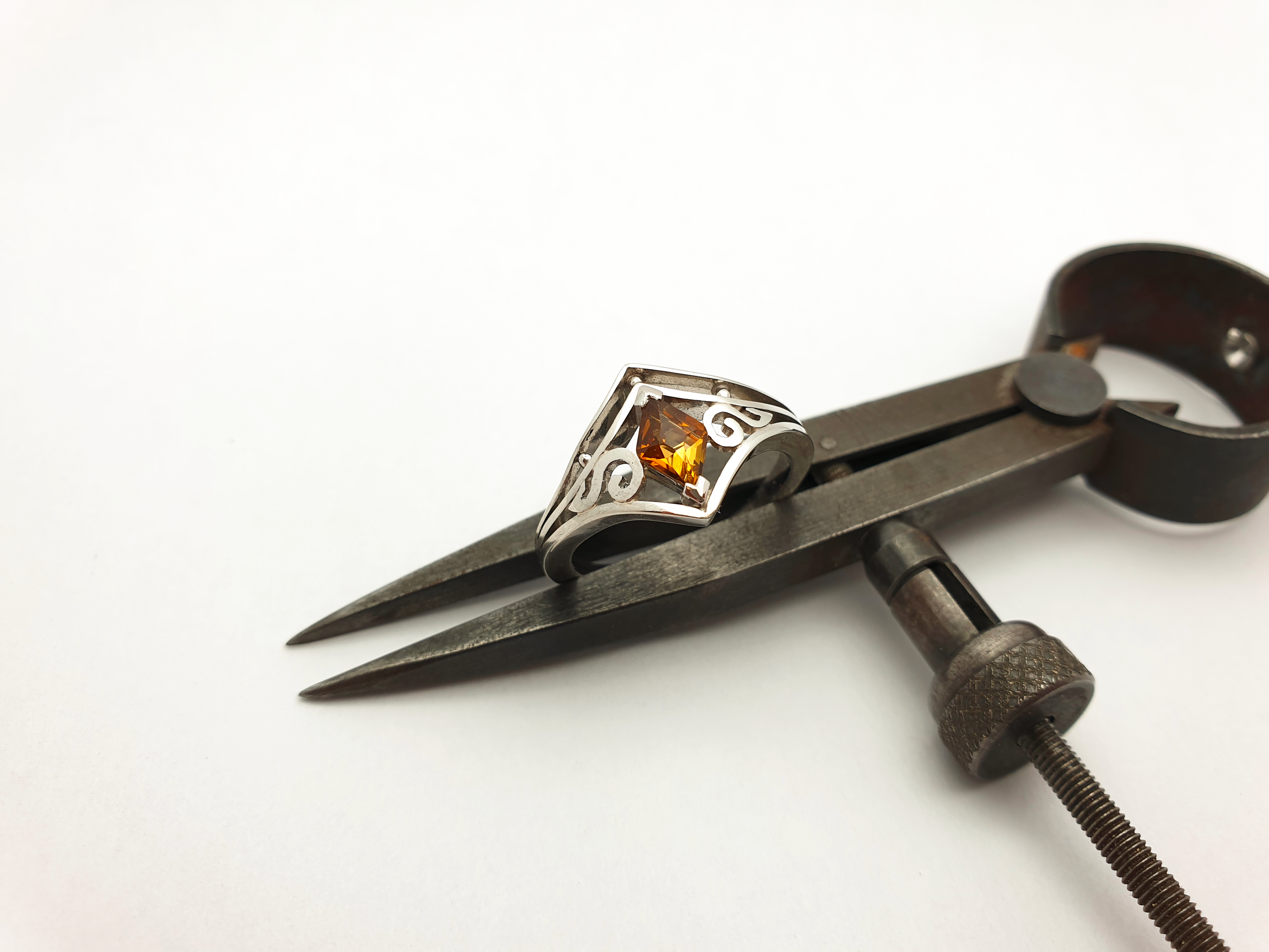 Bague de fiançailles montée d'une pargasite.