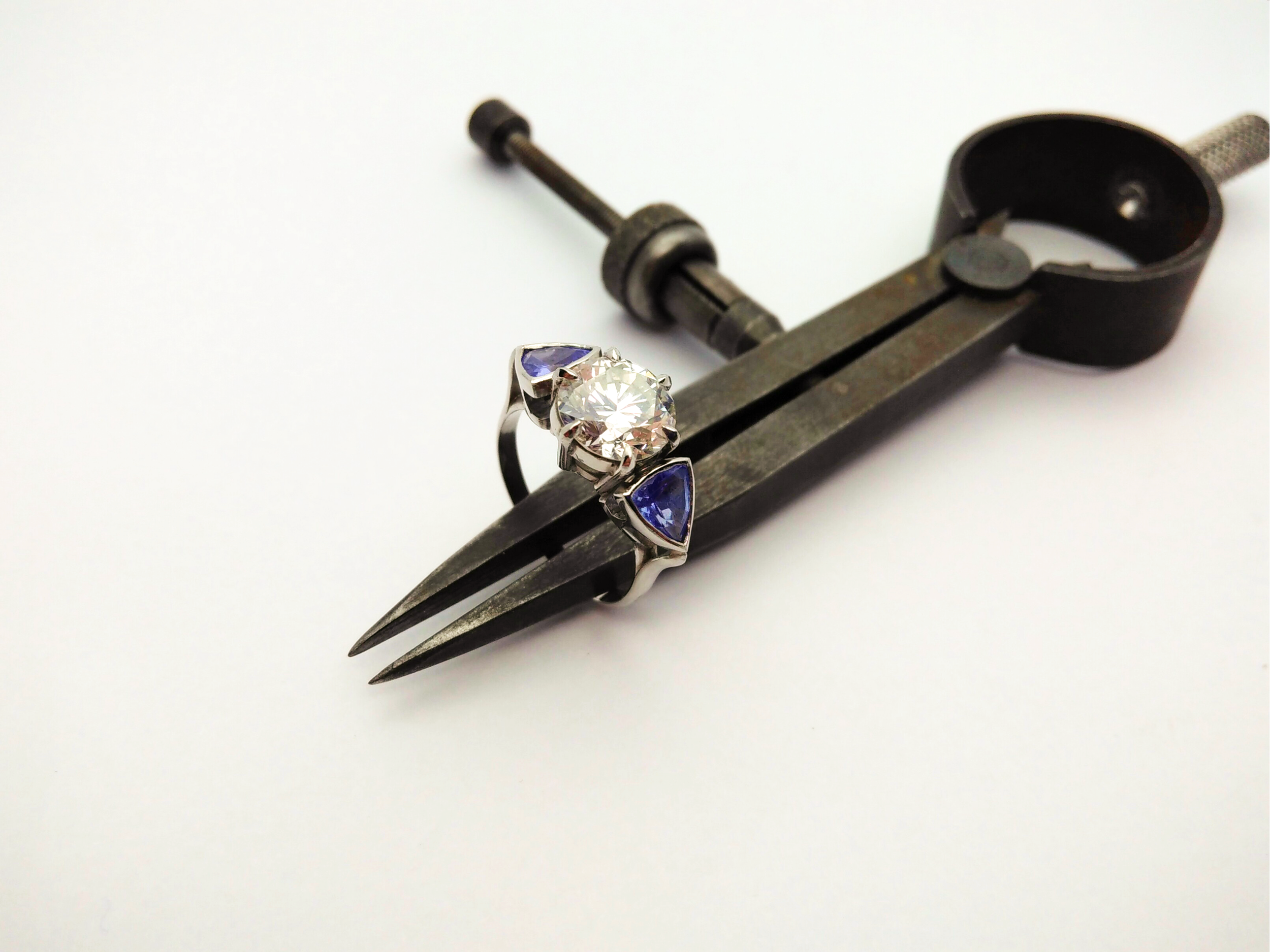 Bague de fiançailles en platine, diamant et tanzanites.