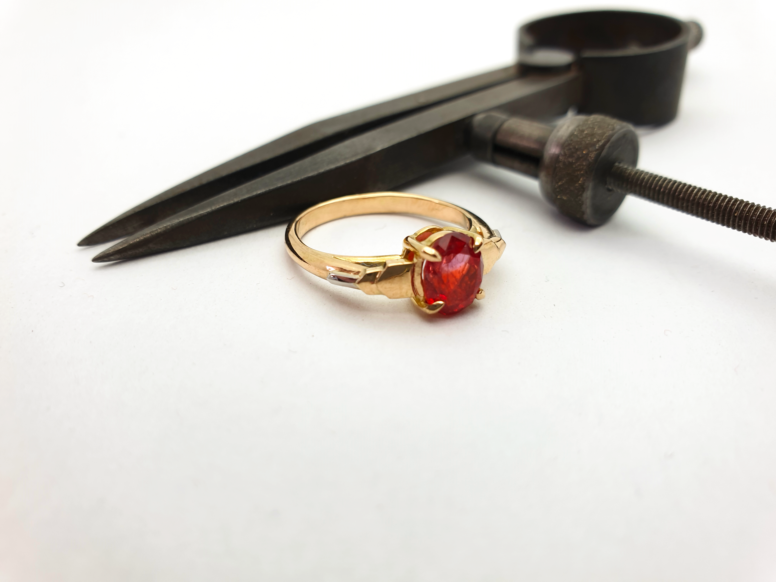 Bague de fiançailles en or, platine et rubis.