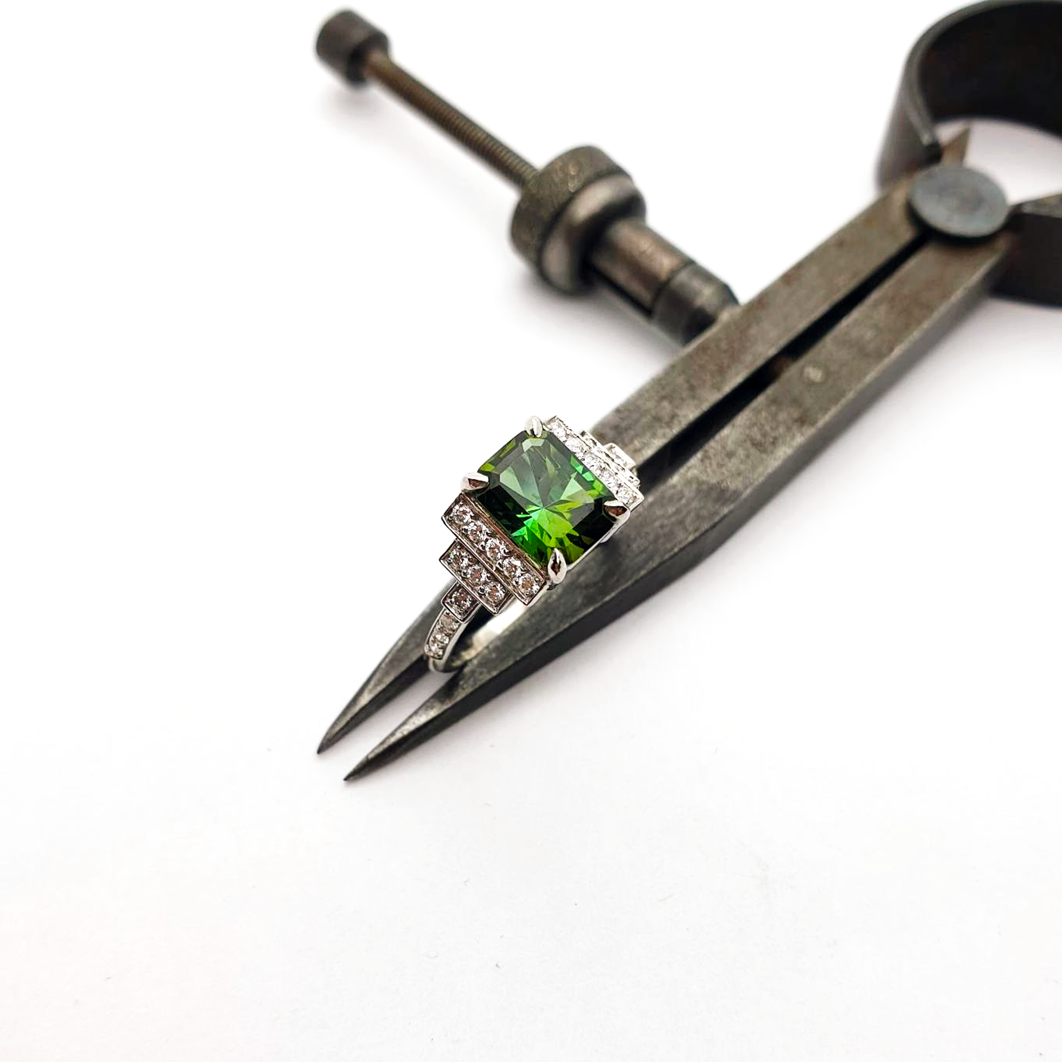 Bague de fiançailles ornée d'une tourmaline verte et de diamants.