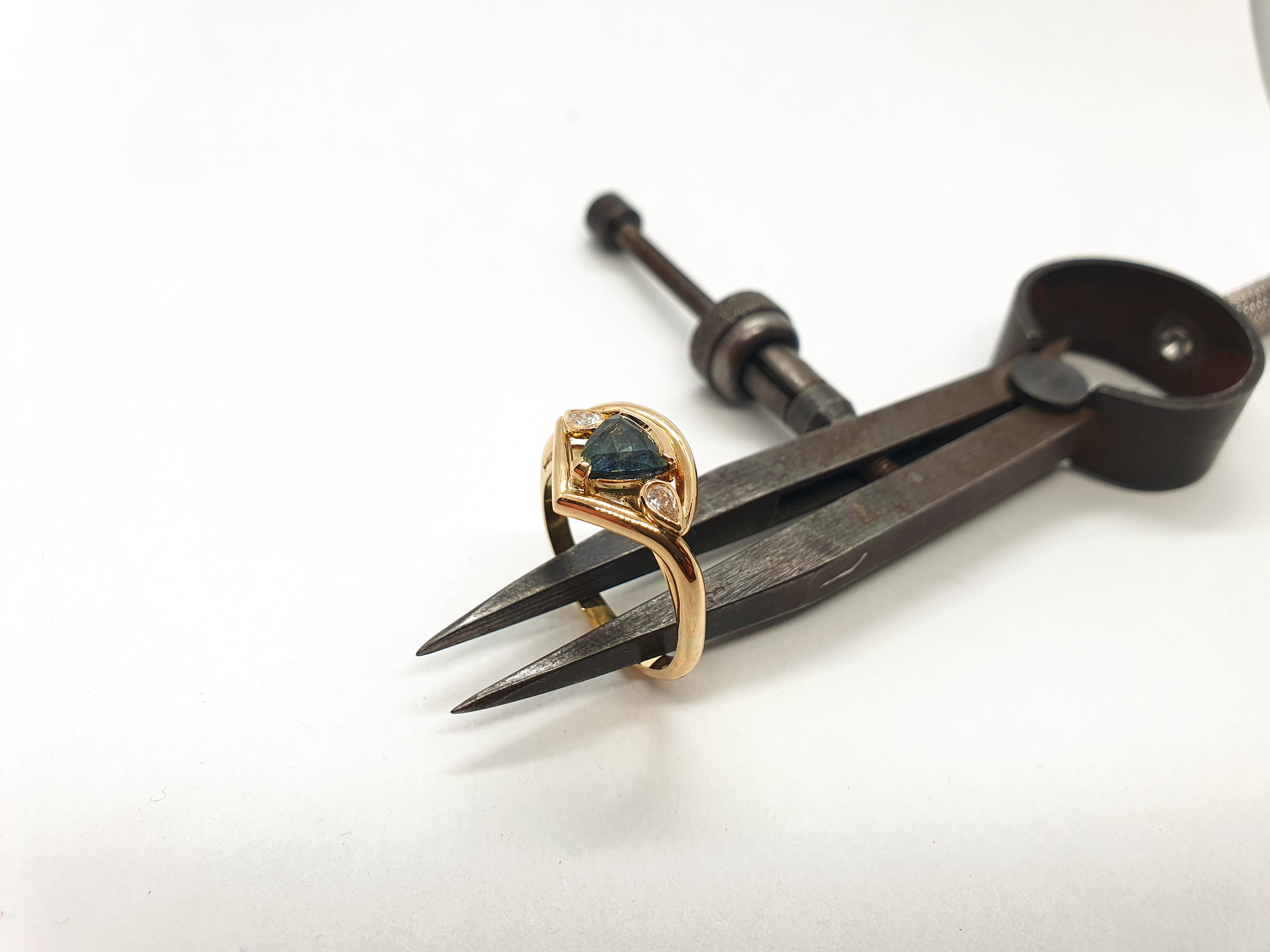 Bague de fiançailles en or, saphir et diamants.